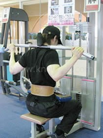 ラットプルダウン ビハインドネック 写真